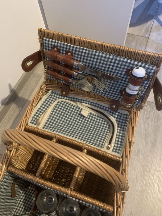 Rezervat - Cos de picnic pentru 4 persoane, cu spatiu termoizolant + pt sticle
