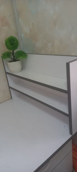 Manikyurni stol s vitishkoy noviy