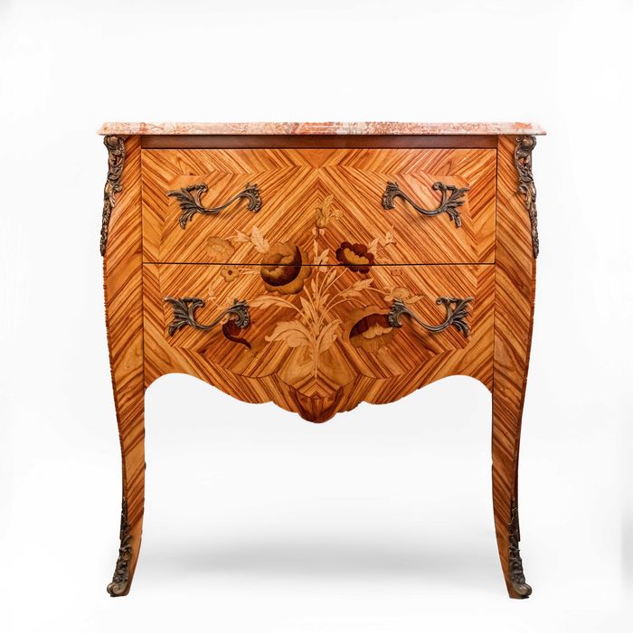 Антикварный комод в классическом стиле