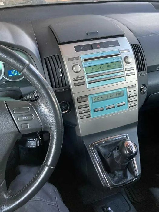 Toyota Corolla Verso 2.0d4d 116к.с. 2004г. се продава на части