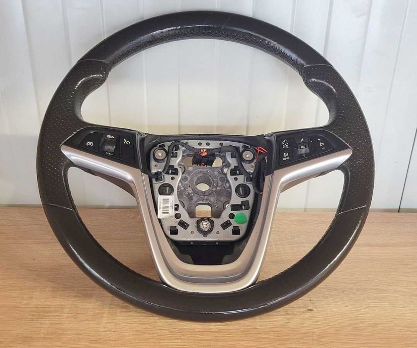 Продавам запазен кожен волан за Opel Insignia 2008 - 2013