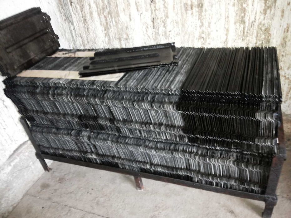 Dispozitiv (Masă) de confecționat țigle și coame din mortar de ciment.