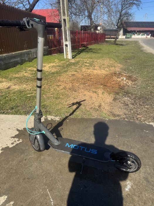 Vand trotineta electrica Motus pt piese citeste descrierea