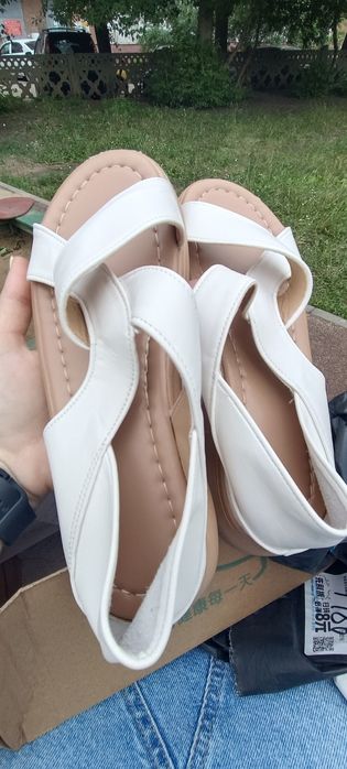 Женские сандалии