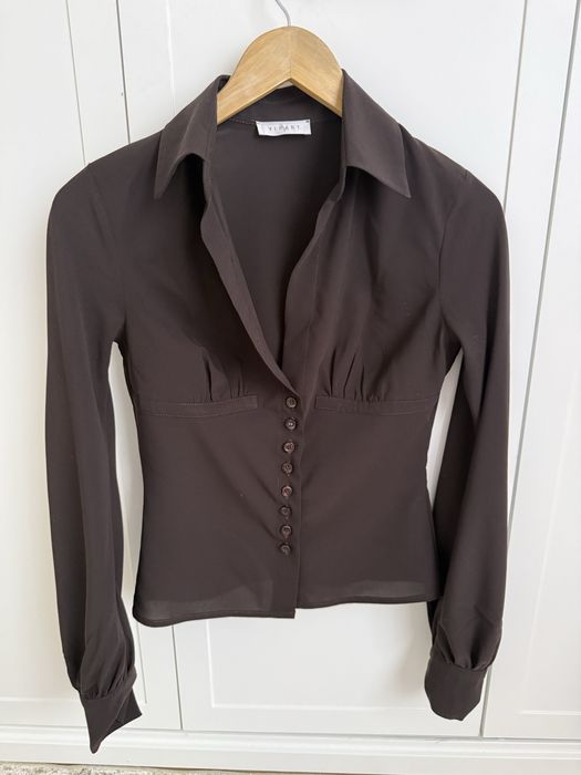 Стильная рубашка подчеркивает талию