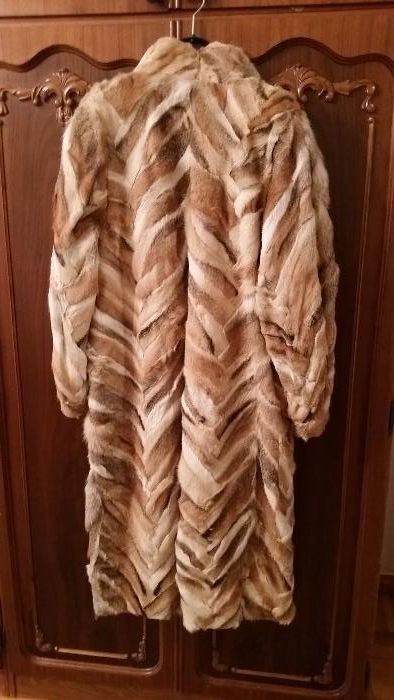Продаю шубу женскую.