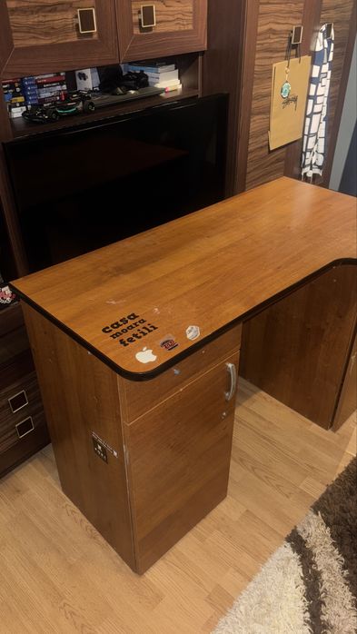 Birou din lemn, cu 2 corpuri laterale, stare bună -ideal pentru acasă