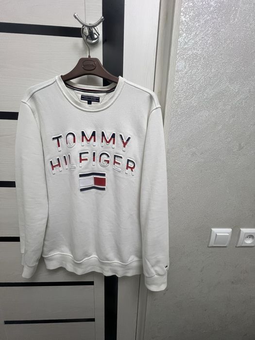 Оригинальный свитшот Tommy Hilfiger привезен из США.размер 52-L