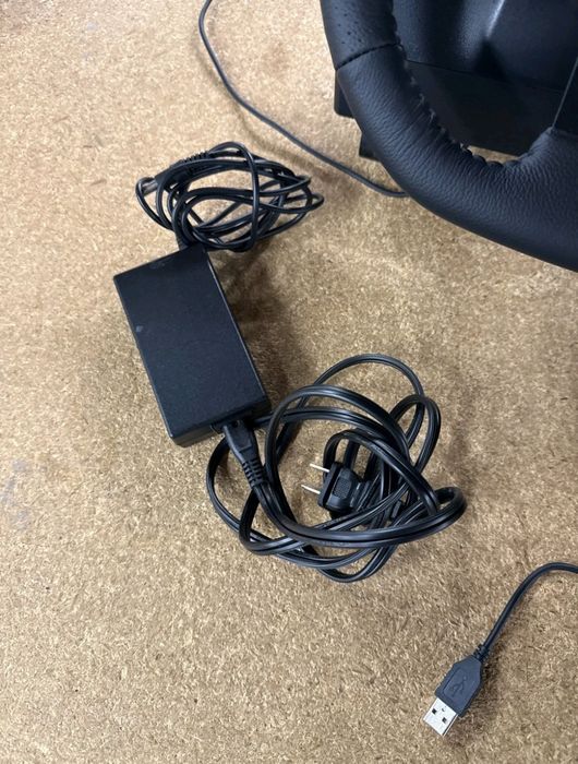 Logitech g920 - отлично състояние, много запазени с кутията и всичко