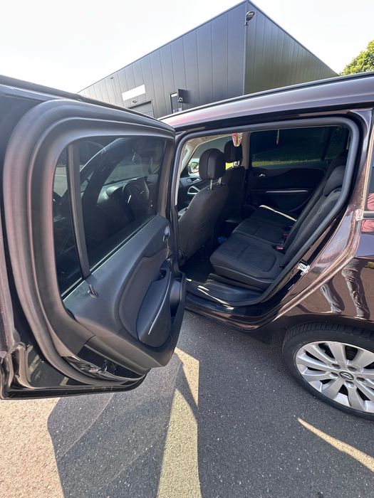 Vând Schimb Opel Zamfira  pe un suv