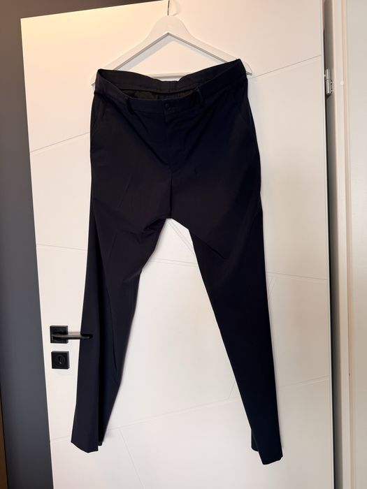 Тъмно син костюм на ZARA