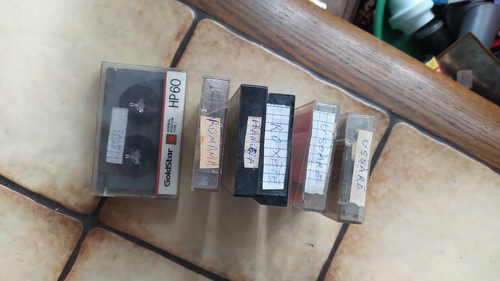 Vand casete muzica usoara si populara.