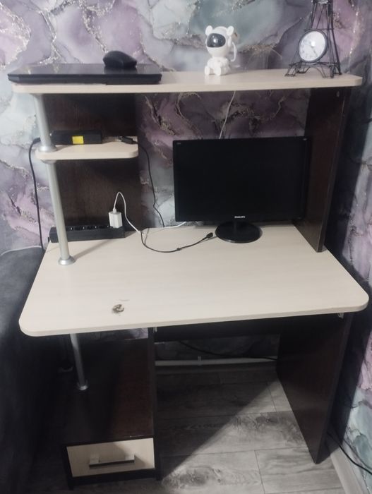 Стол письменный .