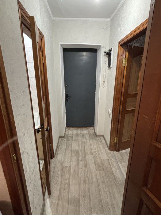 Продам однокомнатную общежитию больщая сторана