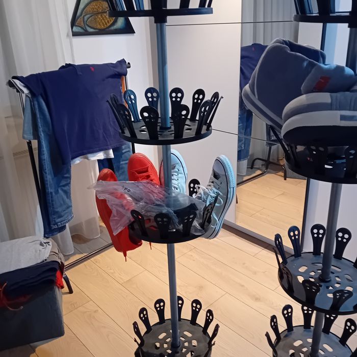 Vînd pantofar ptr 30 de perechi , aproape nou