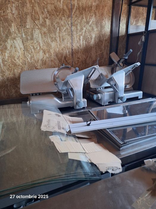 Vând vitrine de mezeluri