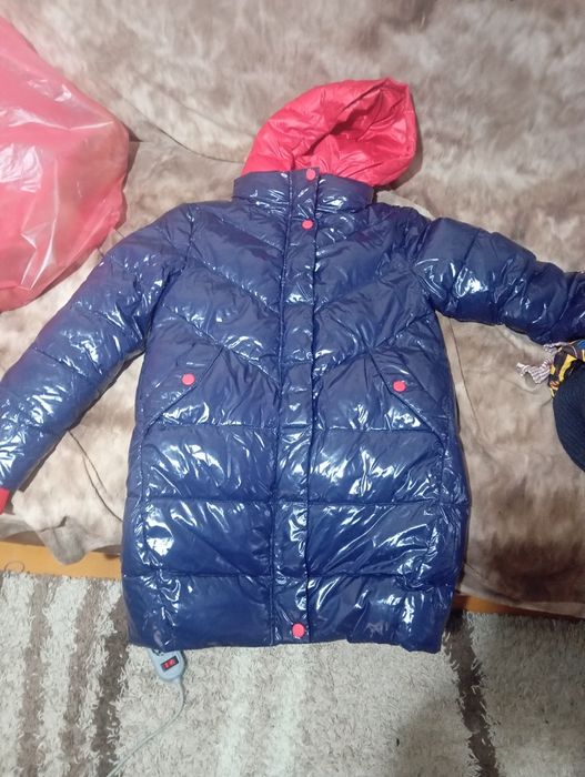 Продам 2 куртки на девочку