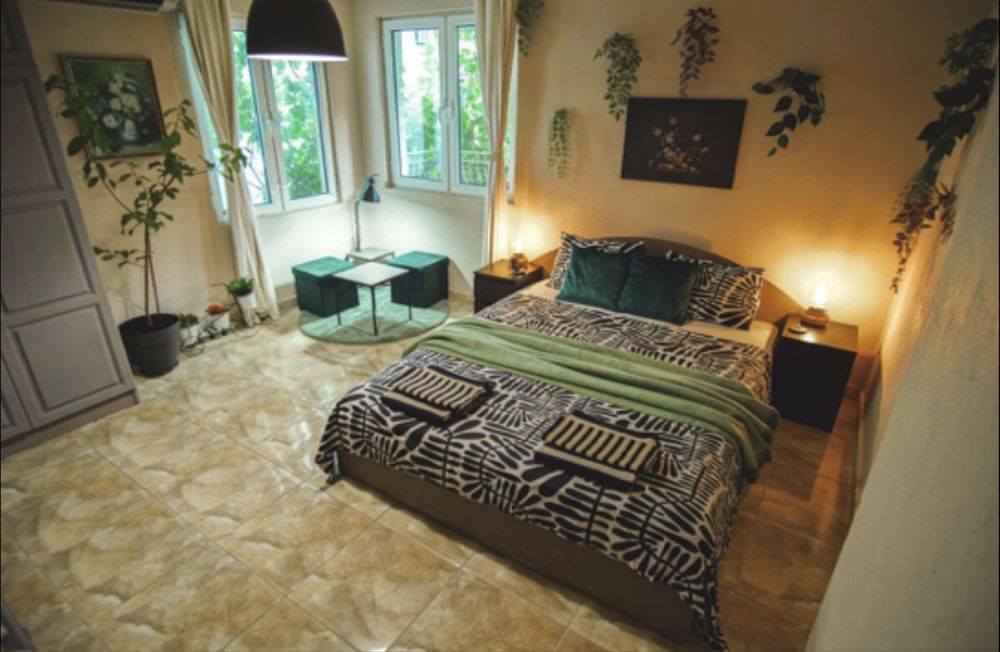 Дава се под наем Гараж / Паркомясто в Варна, Генералите - 150 кв.м за 800 € - Снимка #1