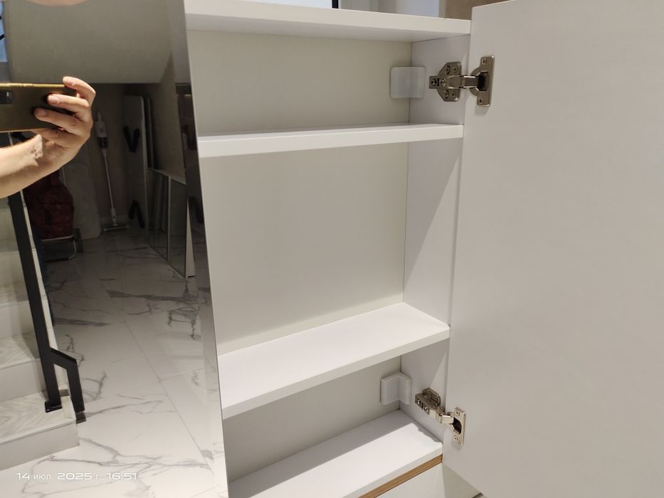 Зеркальный шкафчик шириной 100 см