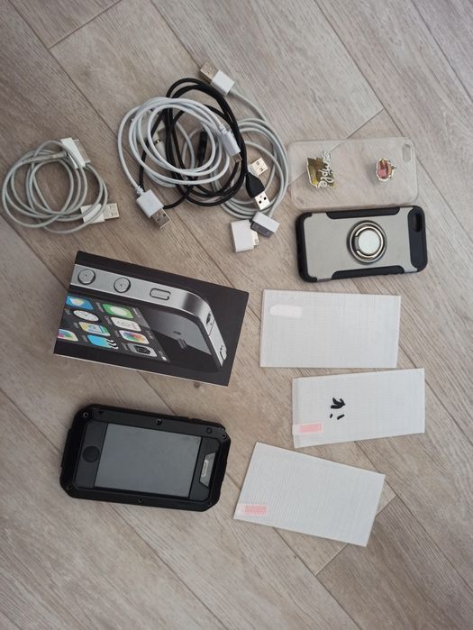 Остатки от 4 Айфона iPhone 4S защитное стекло кабели чехлы
