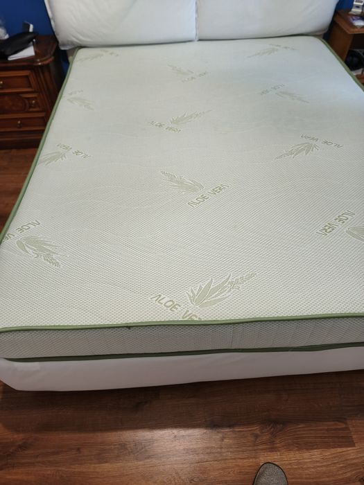De  vânzare saltea cu memorie cu Aloe Vera  in stare  foarte  buna   200/160