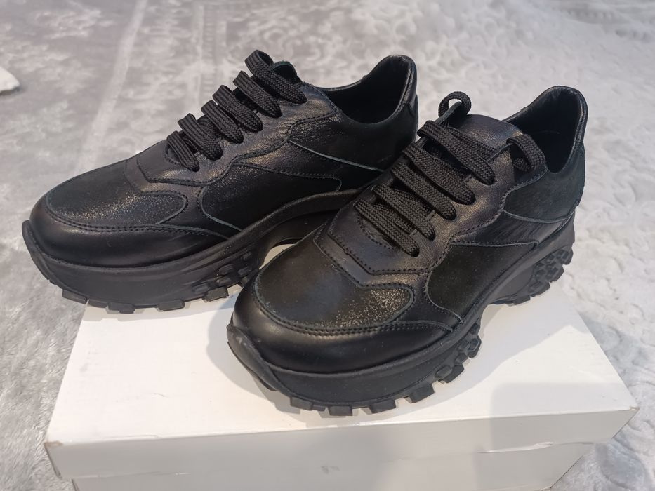 Дамски спортни обувки