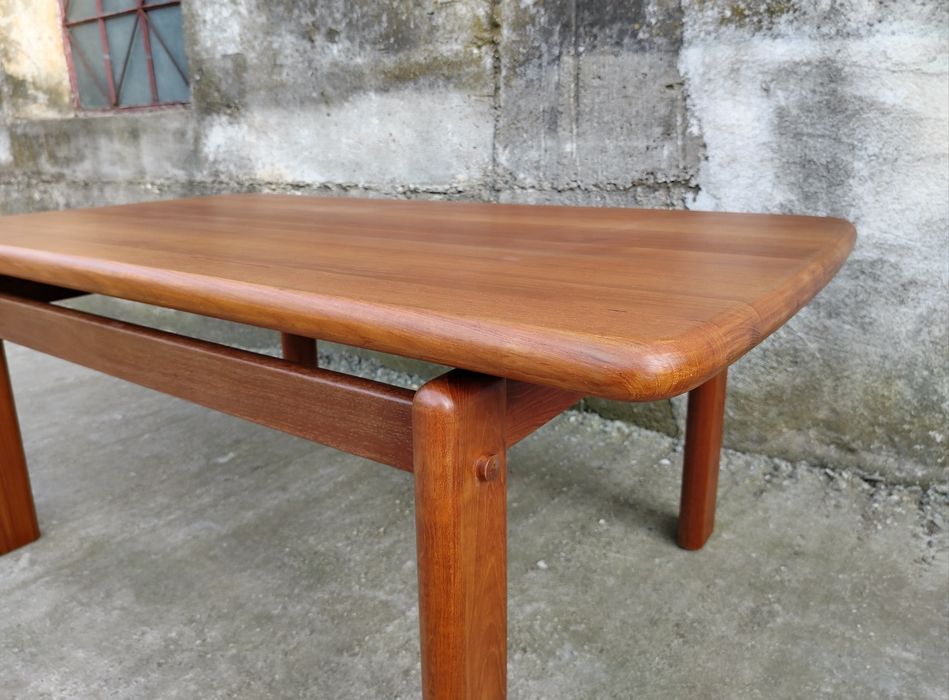 Măsuță veche din lemn masiv de tec, BURCHARDT -NIELSEN, stil Mid-Century
L= 133 cm,  l= 76 cm,  H= 54 cm.
2100 lei