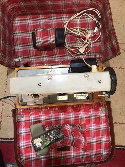 Продам швейную машинку