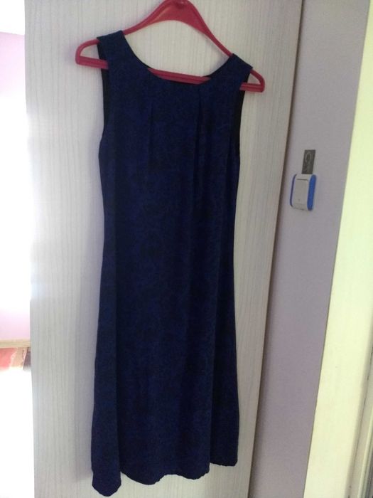 Рокля в тъмно синьо и черно