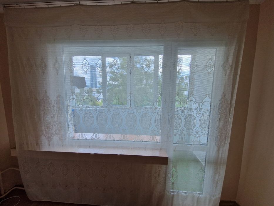 Запазено перде: дължина 290/височина 255