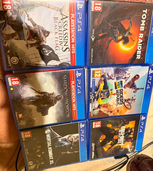 Продавам  PlayStation 4 (PS4) Fat модел в много добро техническо състояние.