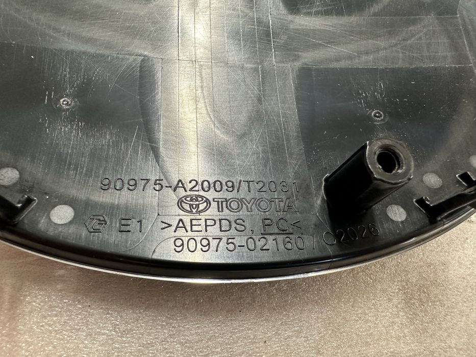 Emblemă toyota corolla cross.cod:90975-02160