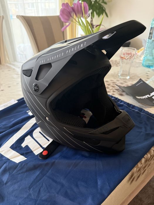 Каска 100 percent status черна