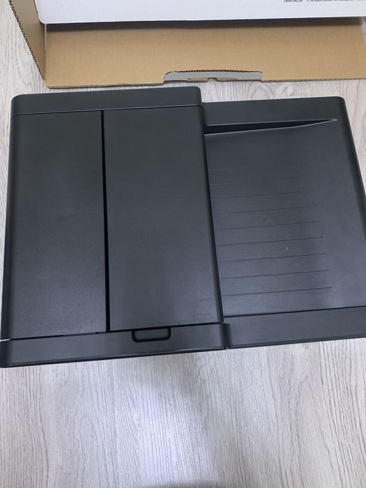Это сканер документов Canon imageFORMULA DR-F120 черного цвета.