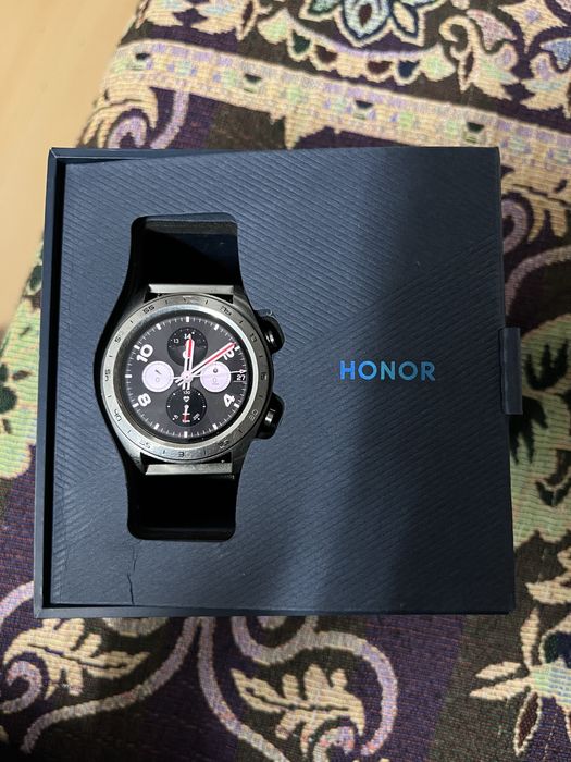 Часы сам стоит 75к срочно продаю Honor watch