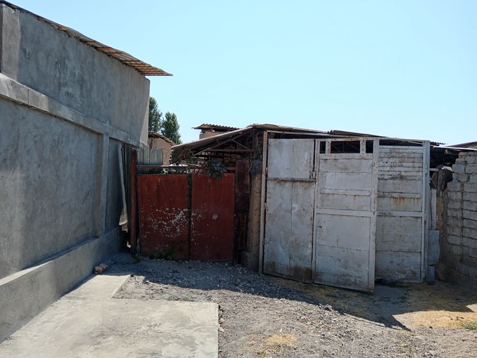 Ер сотилади 8 сотих, мол хона хаммом бор. 2 хонадон қурилишига тайёр