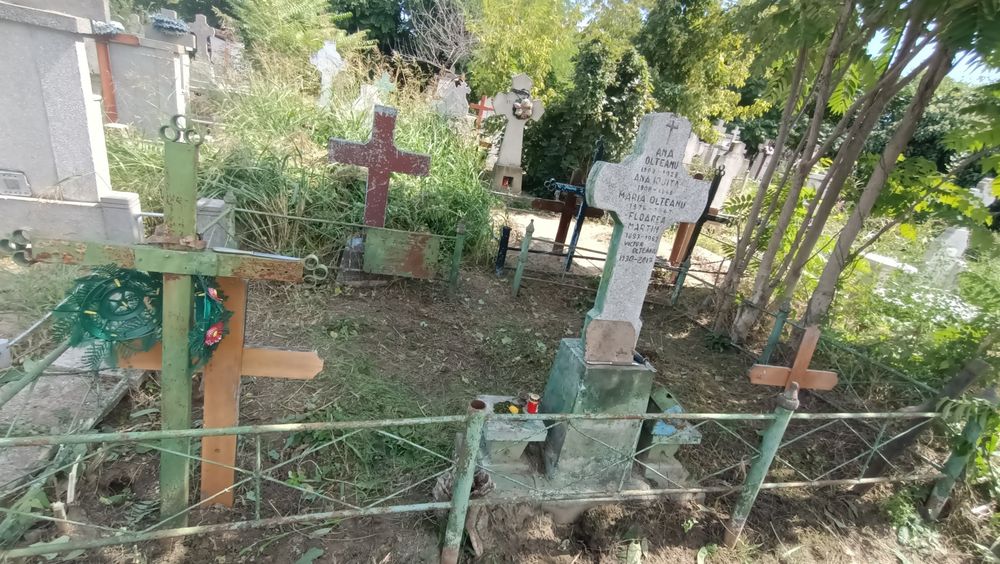 Vând loc de veci.