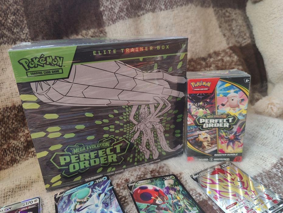 Pokemon TCG карти ETB и Booster Bundle комплект