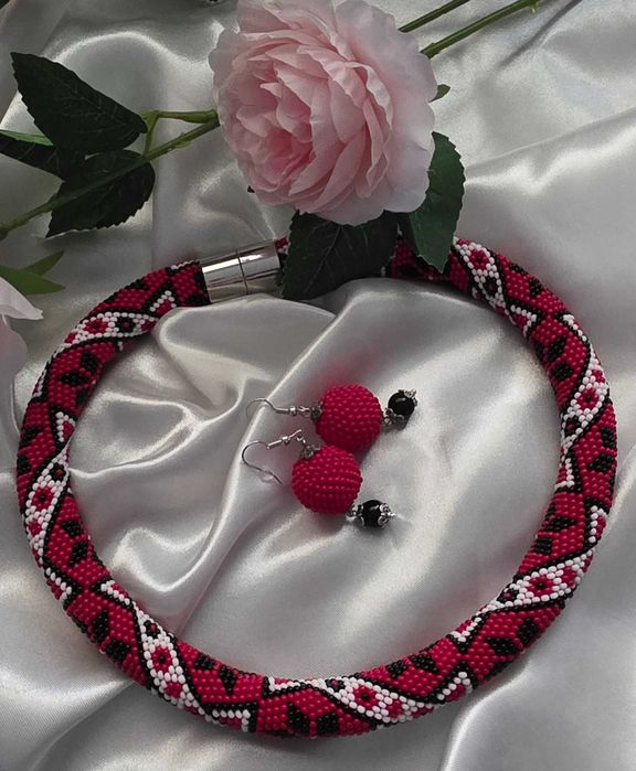 огърлица и обеци с мъниста