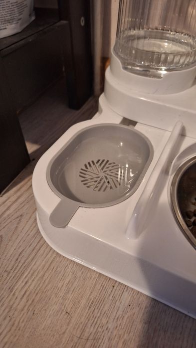 Станция за хранене за котка