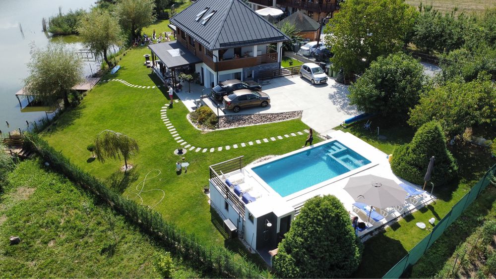 Inchiriez Villa Moderna cu Piscina Incalzita pe malu Lacului Geaca  Jud  Cluj * 9-13 pers capacitate *