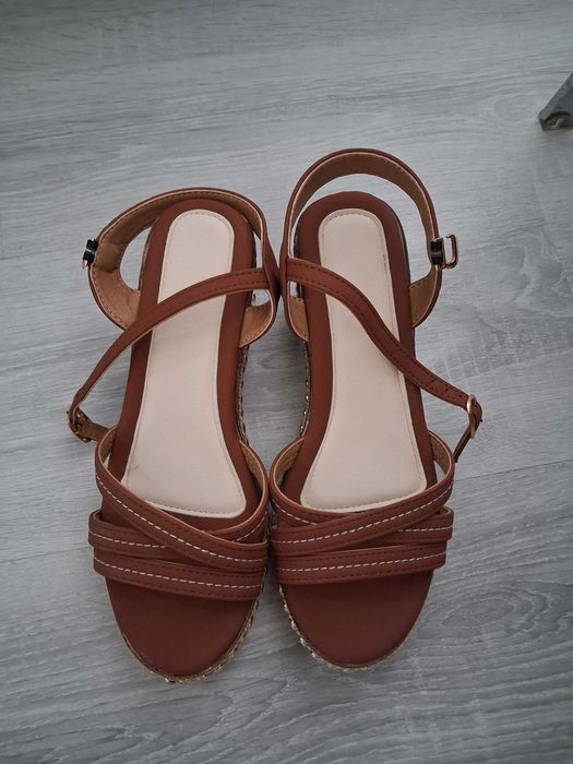 Чисто нови сандали