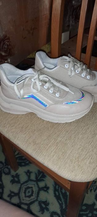 Продавам дамски маратонки