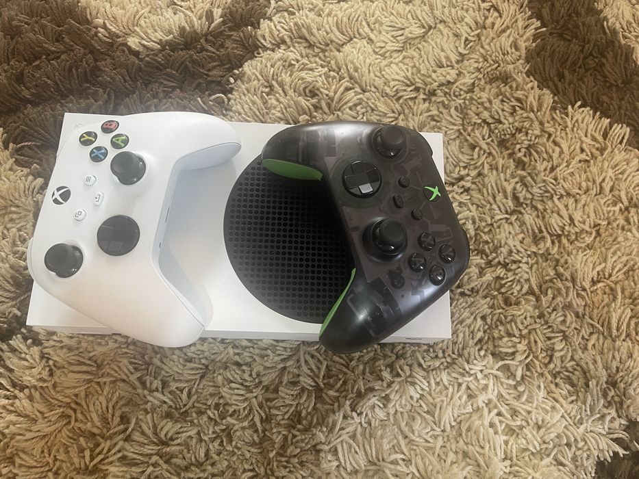 Vând xbox seria s de 1tb  cu 2 manete