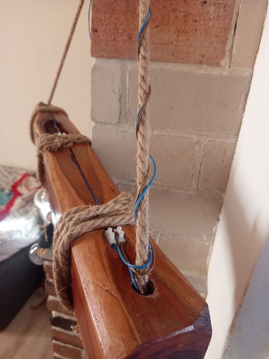 lustră rustică din lemn