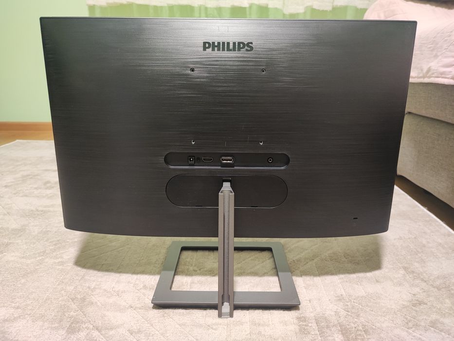 Настолен компютър с монитор, мишка и клавиатура