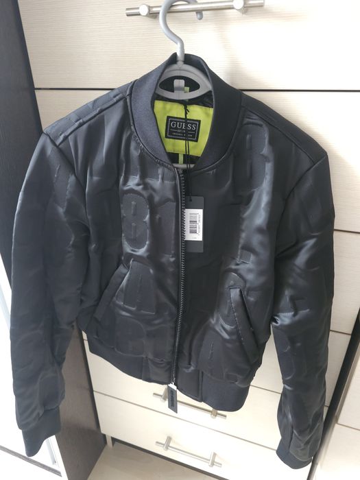 Дамско яке на GUESS