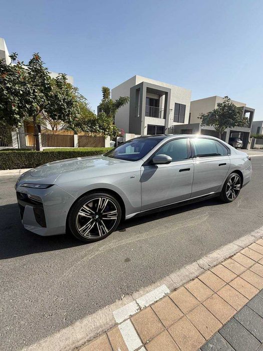 BMW 740M SPORT обслуживался официальным дилером и не попадал в ДТП.