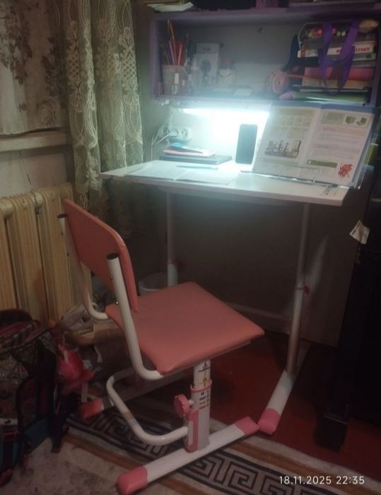 Продам растущую школьную парту.