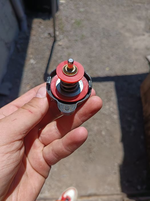 Vând bușon radiator cu termostat nou nout